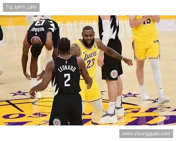 詹姆斯带领湖人迎战勇士 双方激烈对抗赛季前瞻分析